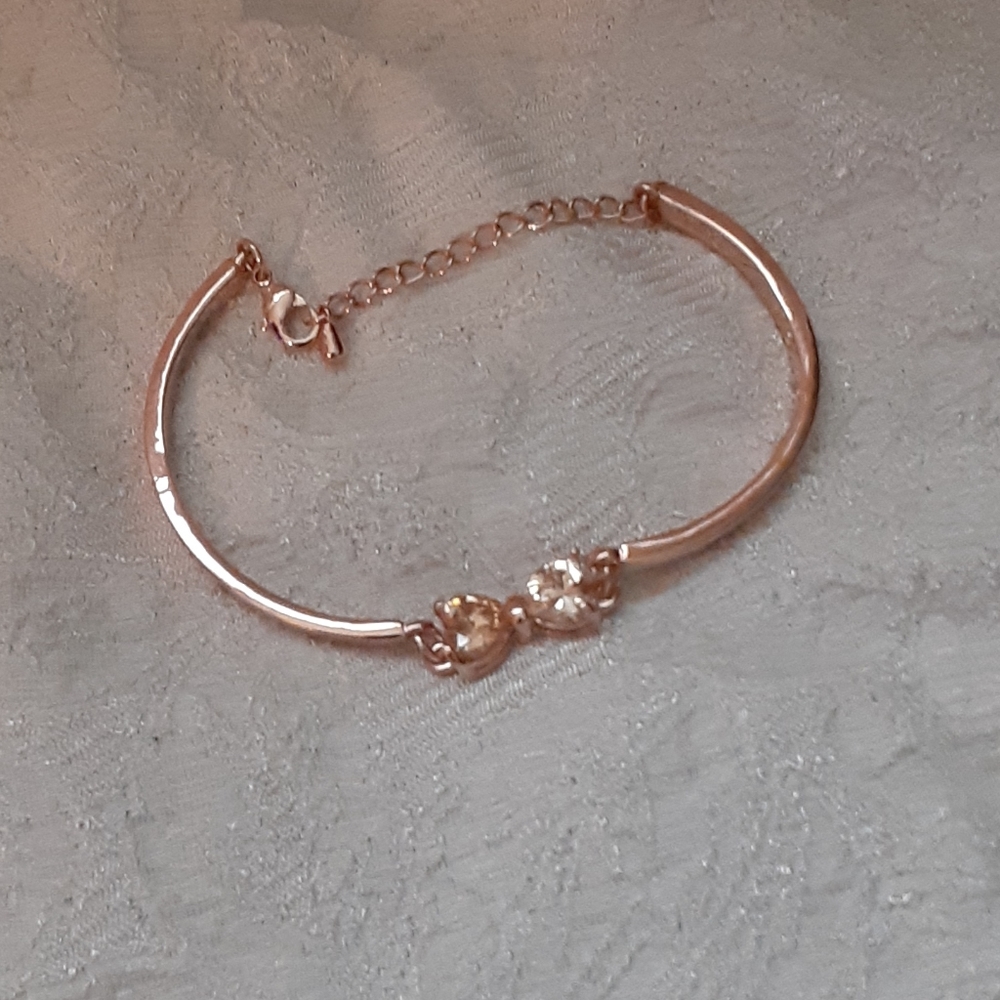Gold toned bracelet